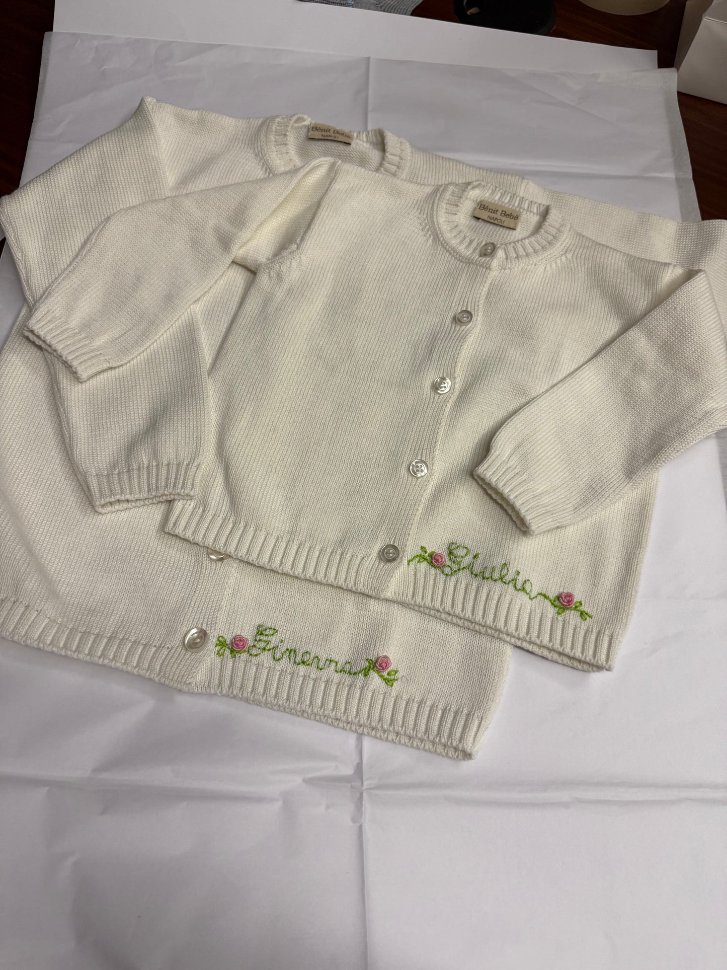 Cardigan Bianco Personalizzabile - Un Abbraccio di Morbidezza