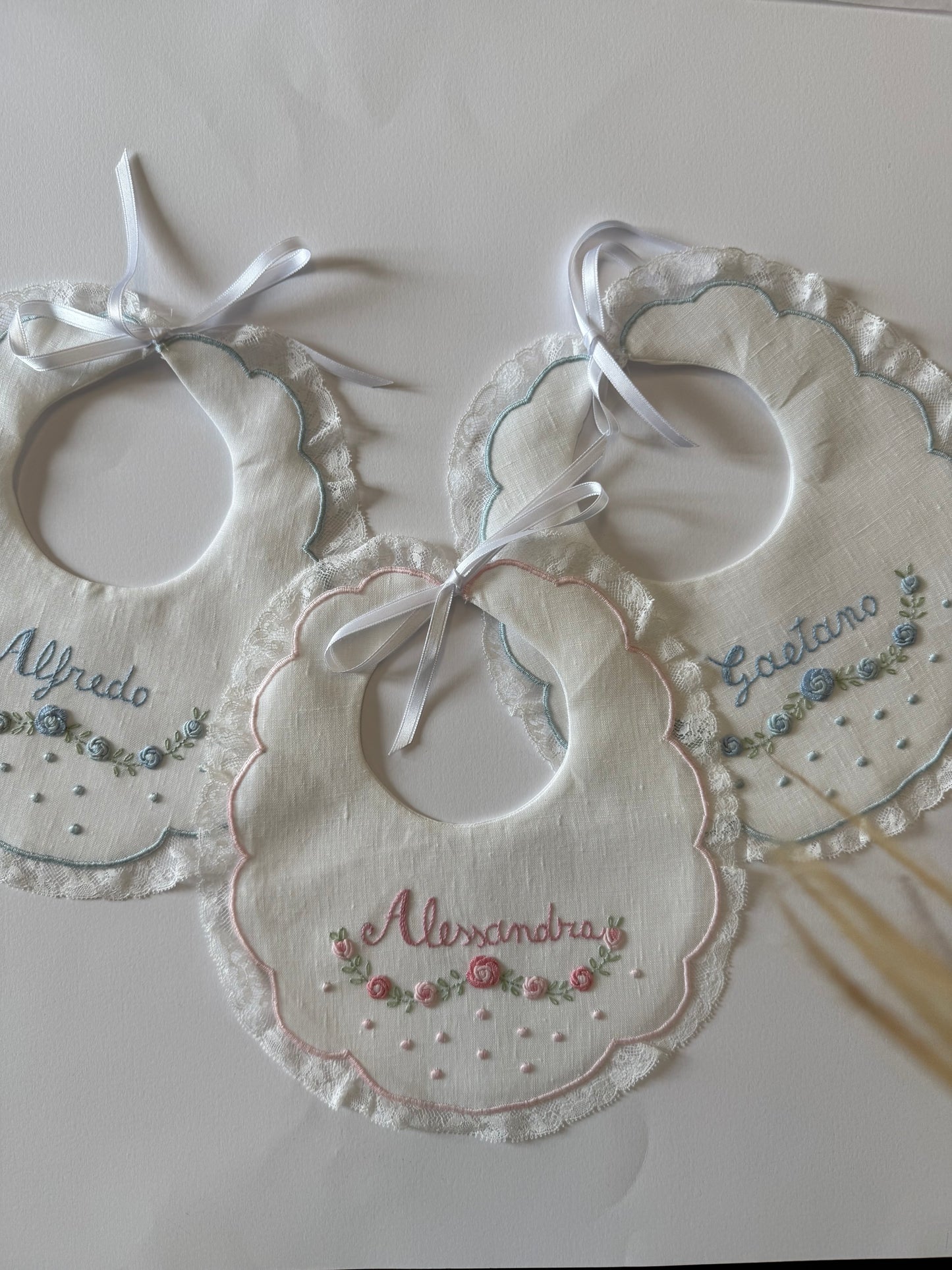 Bavette Artigianali Personalizzate con Ricamo Floreale & Nome