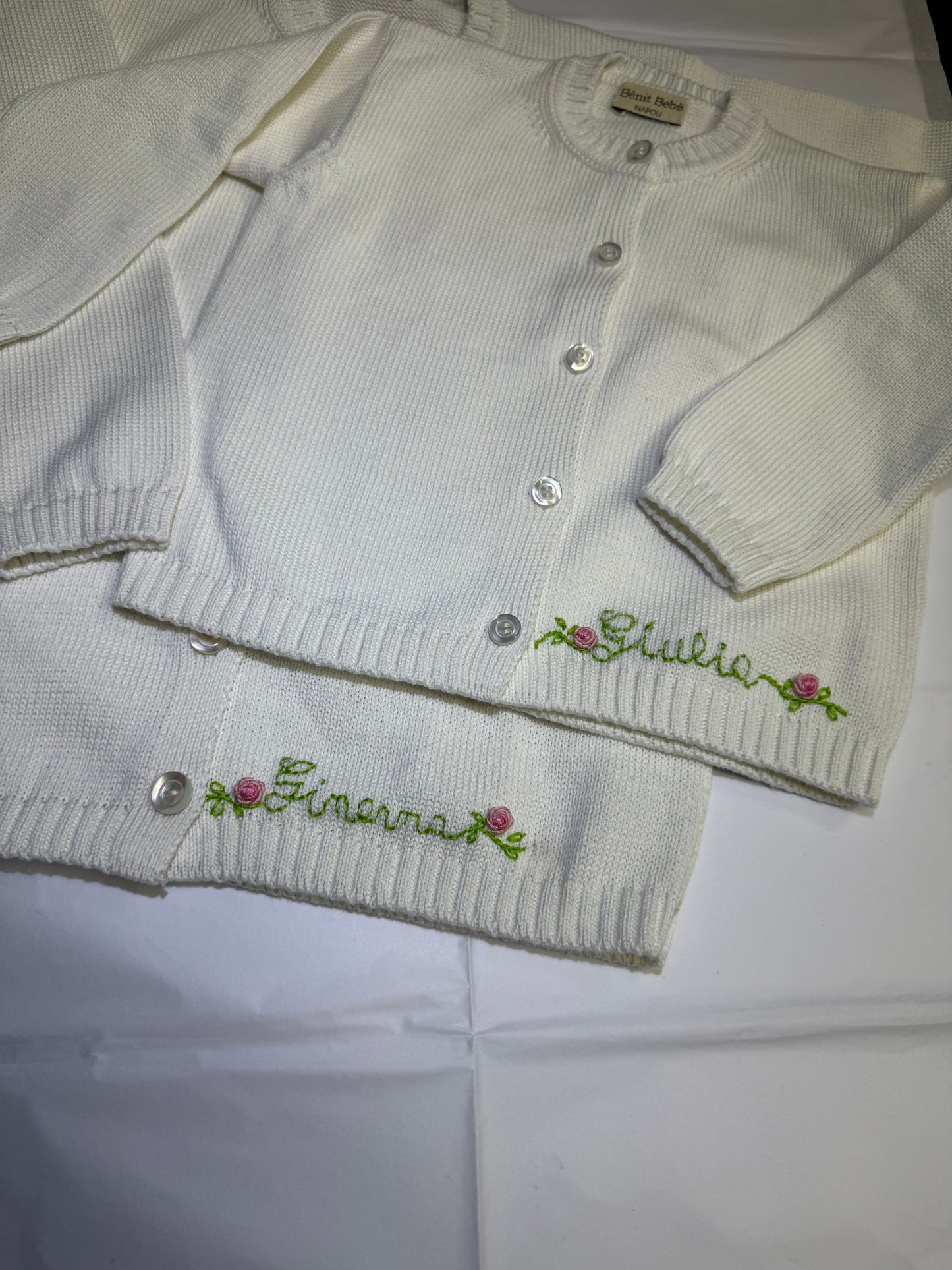 Cardigan Bianco Personalizzabile - Un Abbraccio di Morbidezza