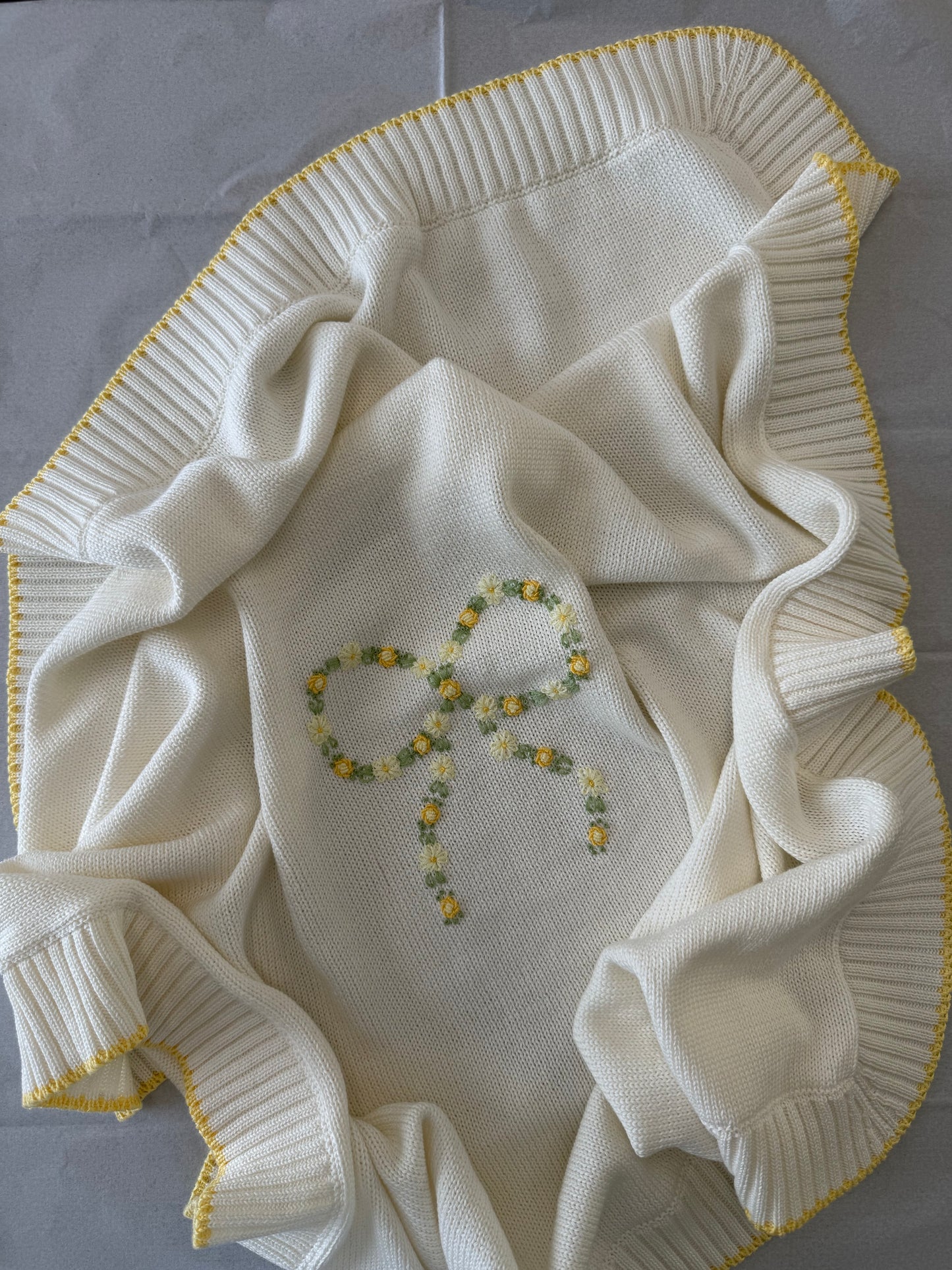 Delicata Copertina in Morbido Cotone - 60x90 cm Bianca con Ricamo Fiocco e Dettagli Gialli