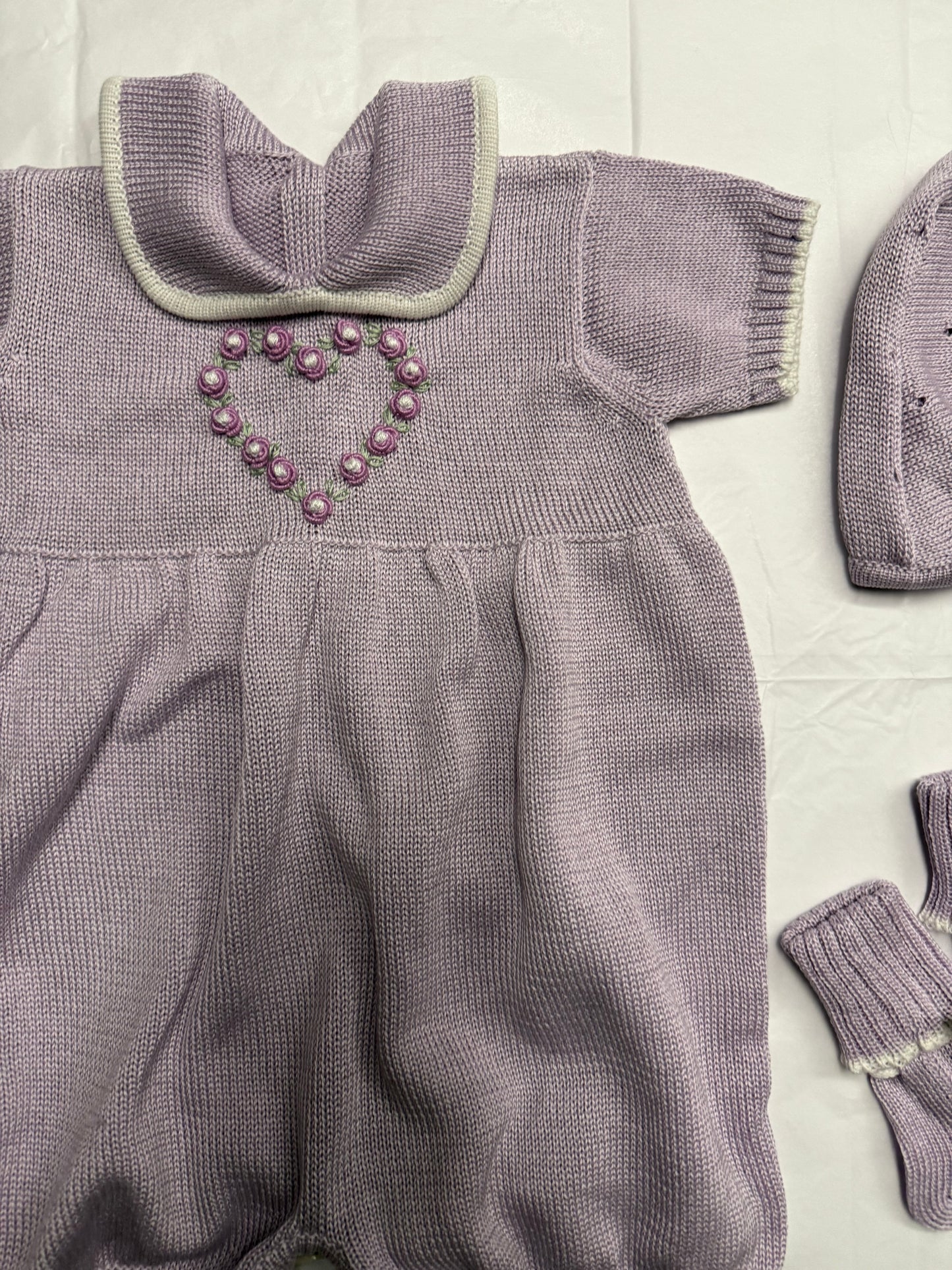 Mavi Set Neonato in Maglia di Cotone - Tutina, Cuffietta e Calzini - Lilla Vintage con Dettaglio Cuore