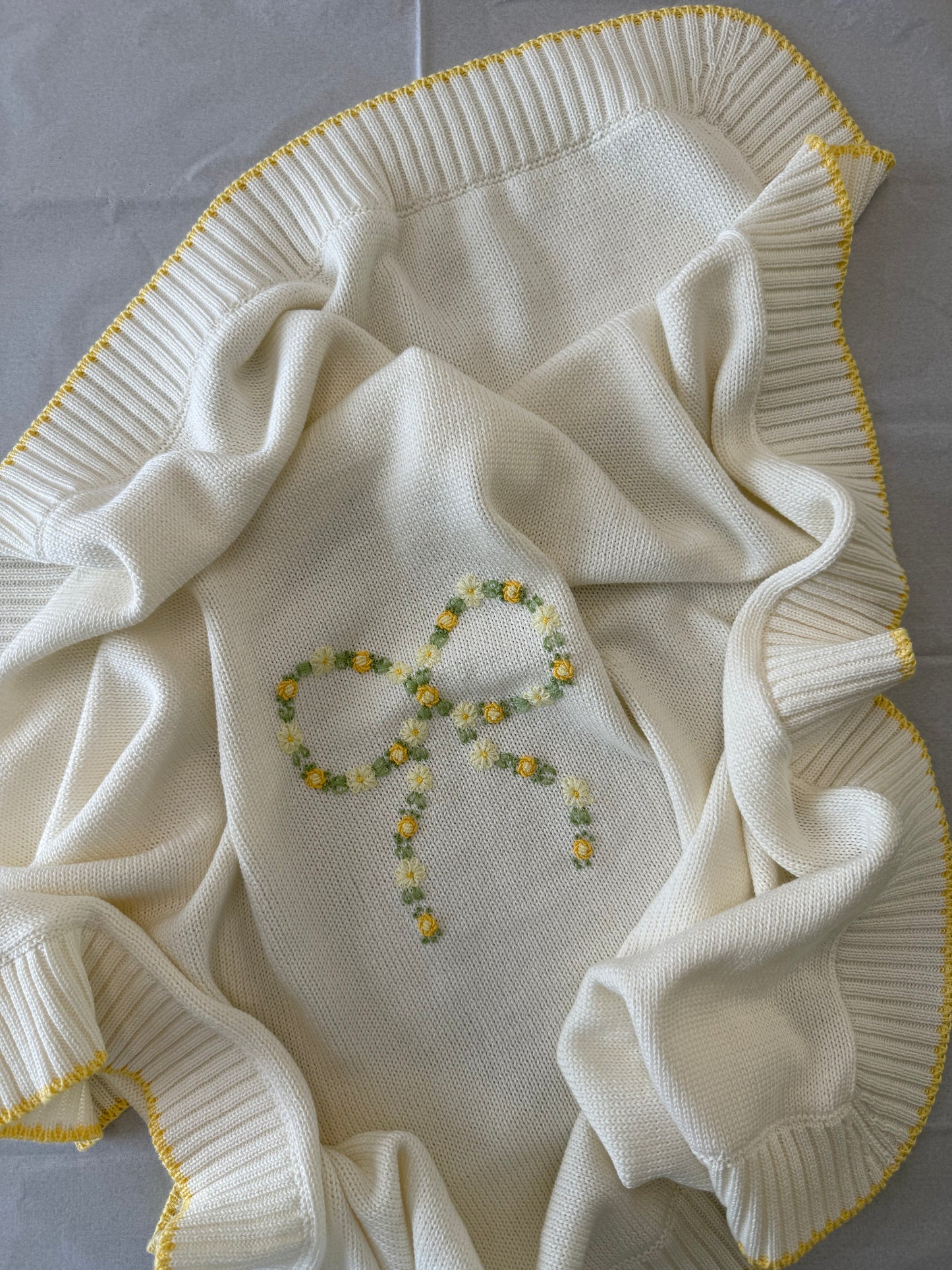 Delicata Copertina in Morbido Cotone - 60x90 cm Bianca con Ricamo Fiocco e Dettagli Gialli