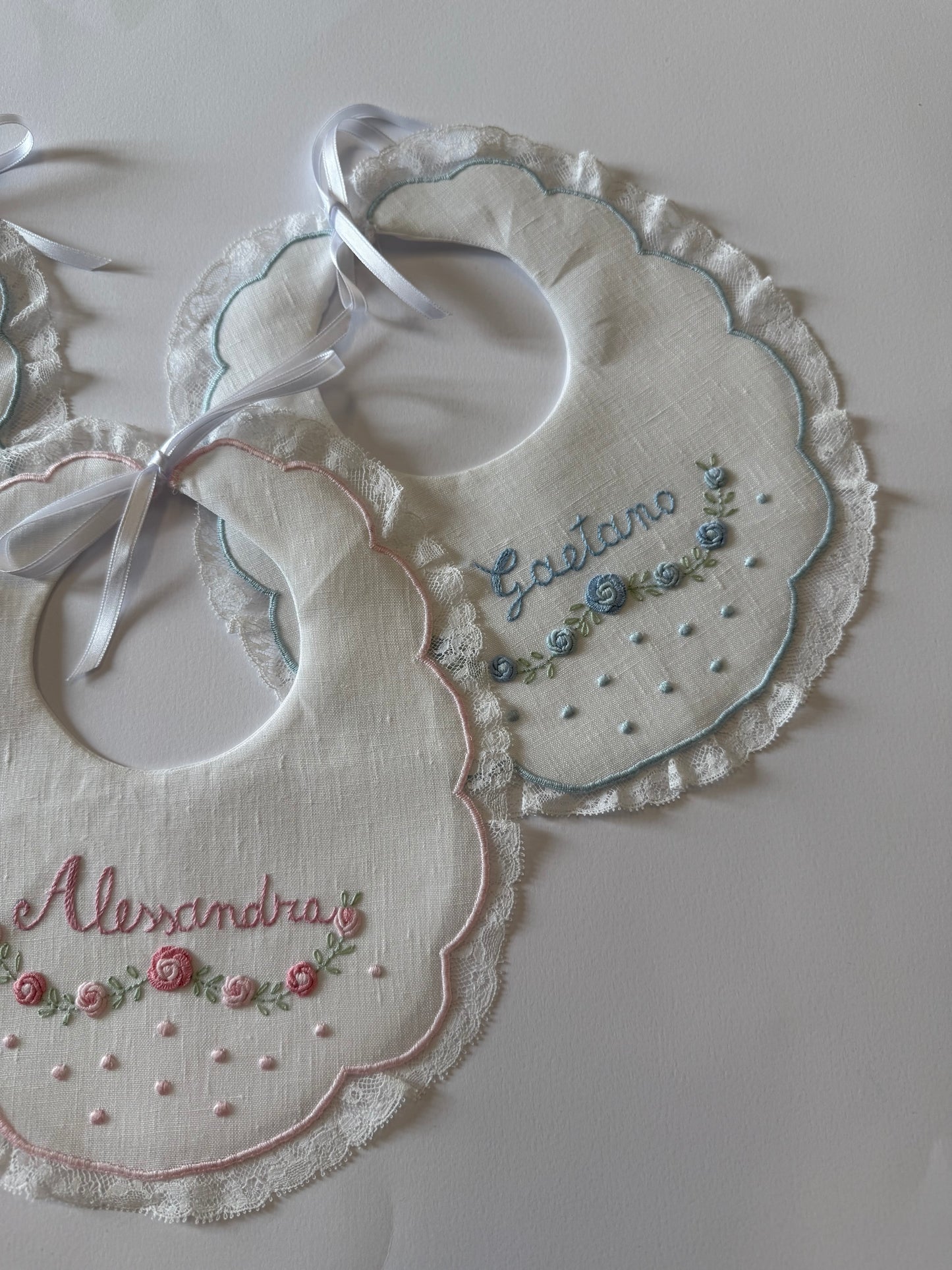 Bavette Artigianali Personalizzate con Ricamo Floreale & Nome