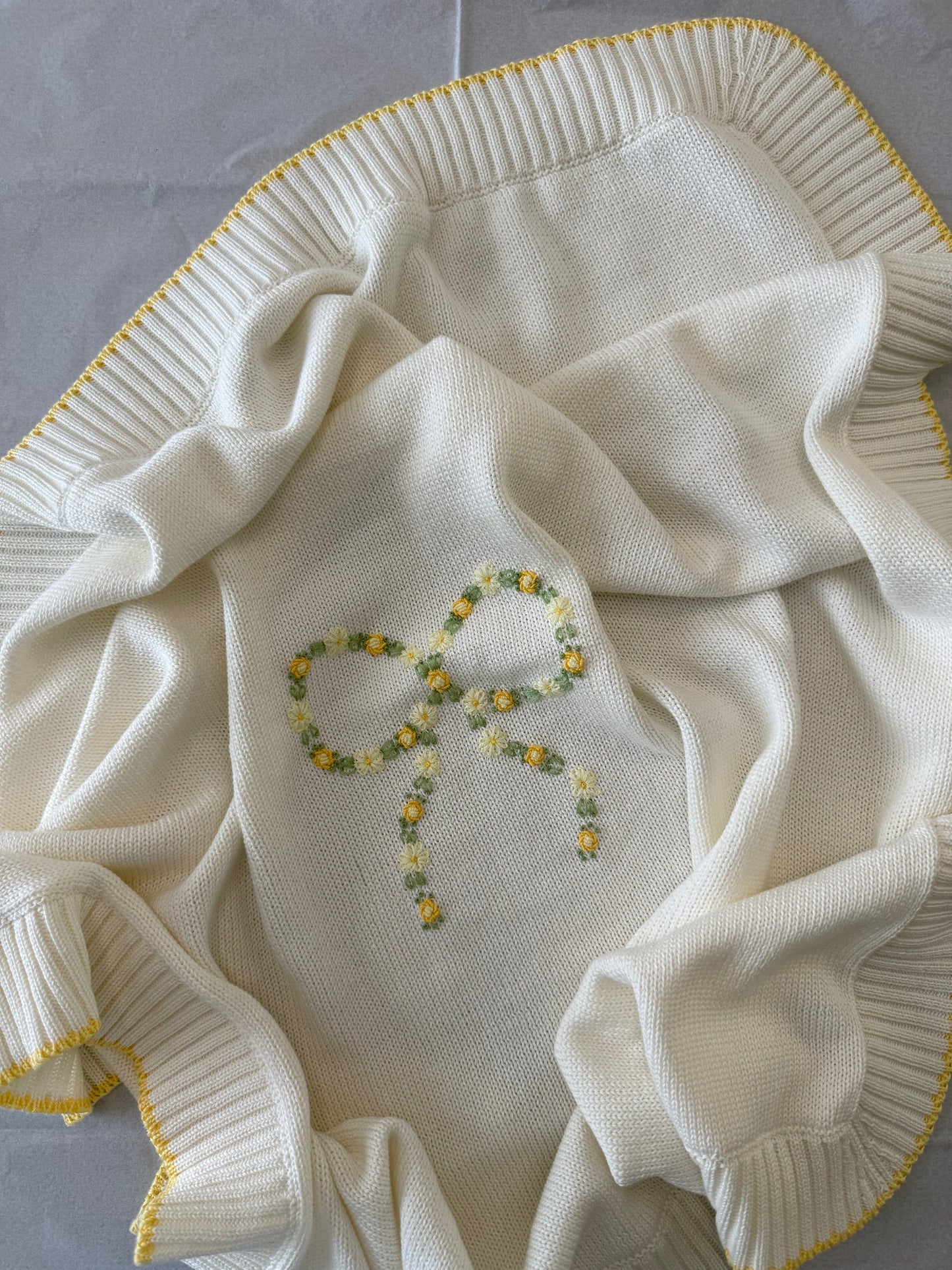 Delicata Copertina in Morbido Cotone - 60x90 cm Bianca con Ricamo Fiocco e Dettagli Gialli