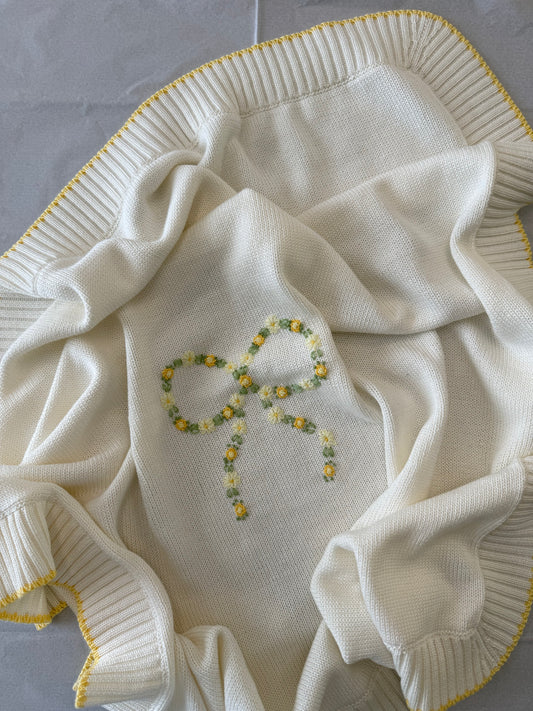 Delicata Copertina in Morbido Cotone - 60x90 cm Bianca con Ricamo Fiocco e Dettagli Gialli