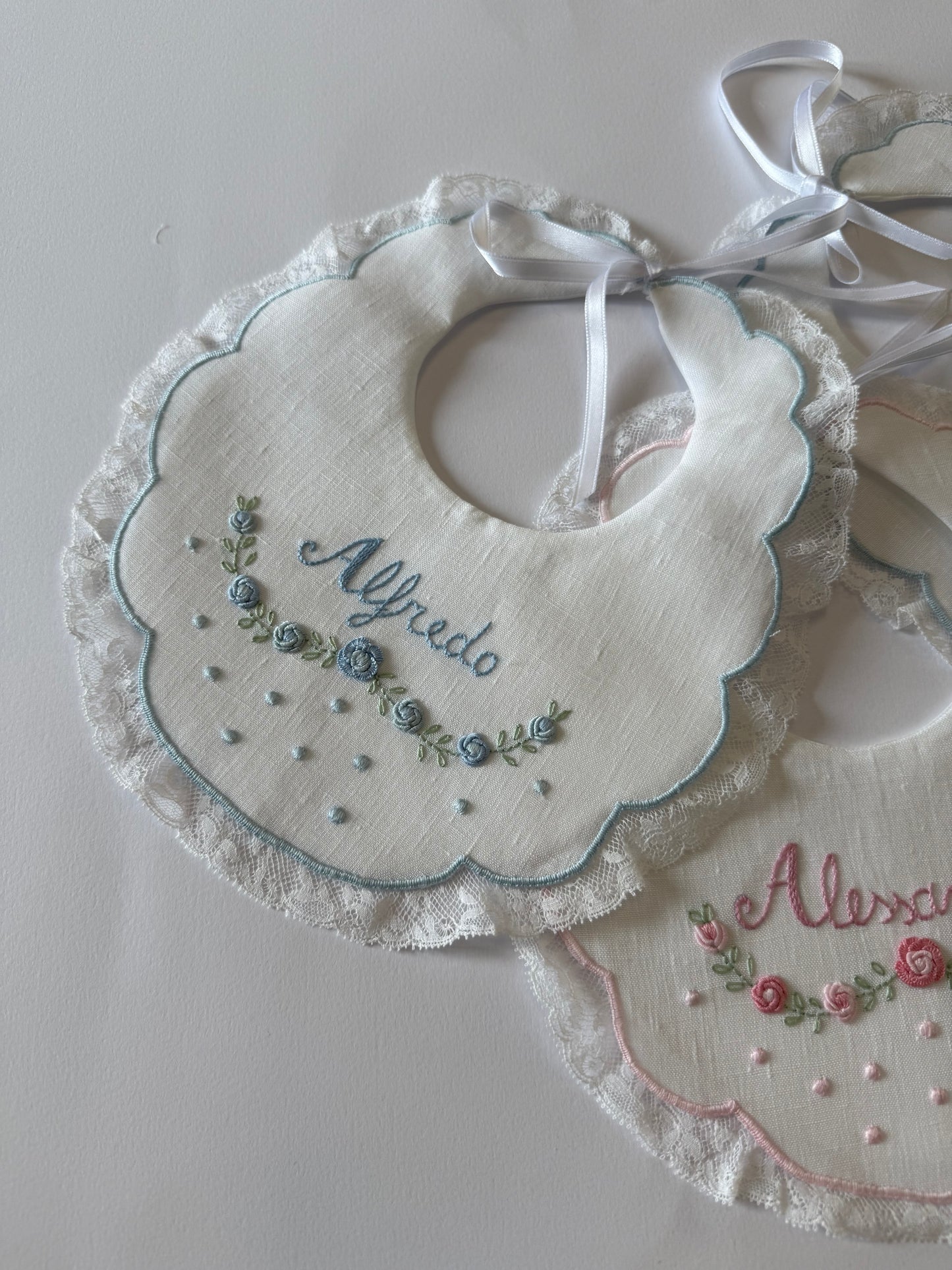 Bavette Artigianali Personalizzate con Ricamo Floreale & Nome