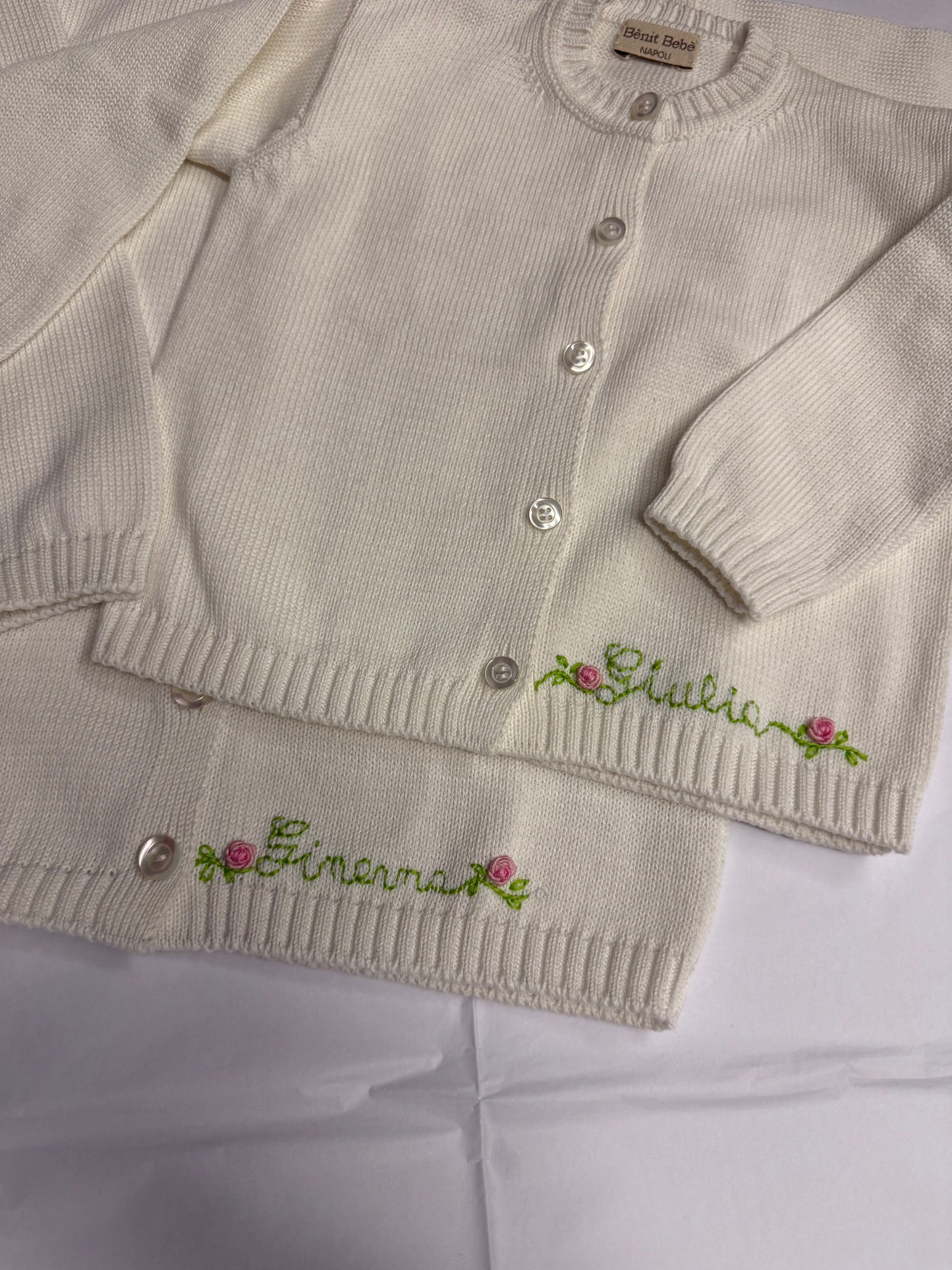 Cardigan Bianco Personalizzabile - Un Abbraccio di Morbidezza