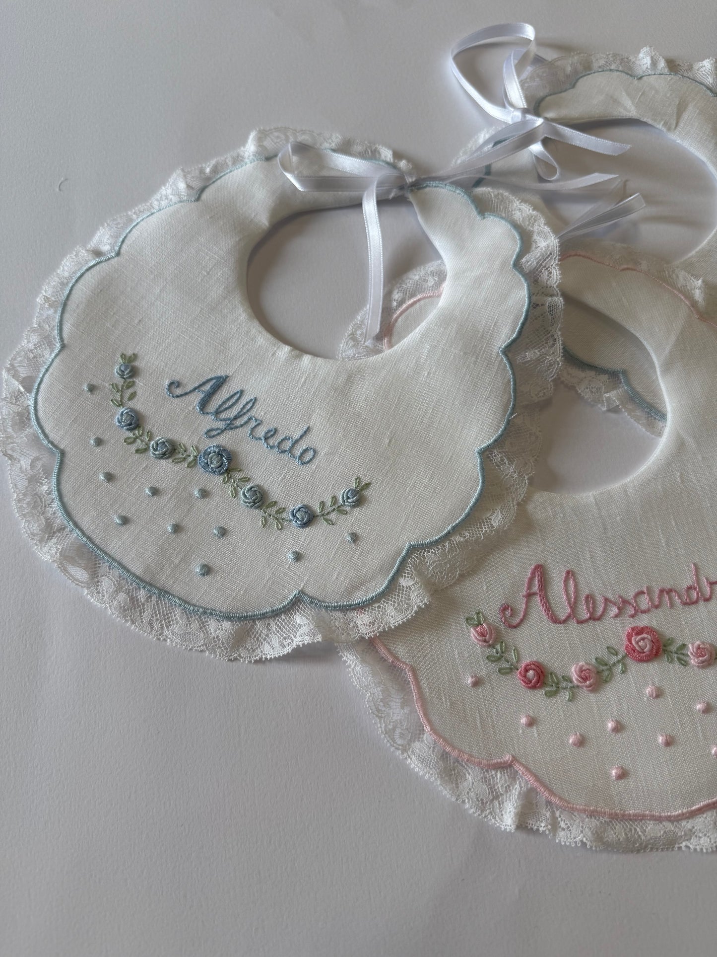 Bavette Artigianali Personalizzate con Ricamo Floreale & Nome